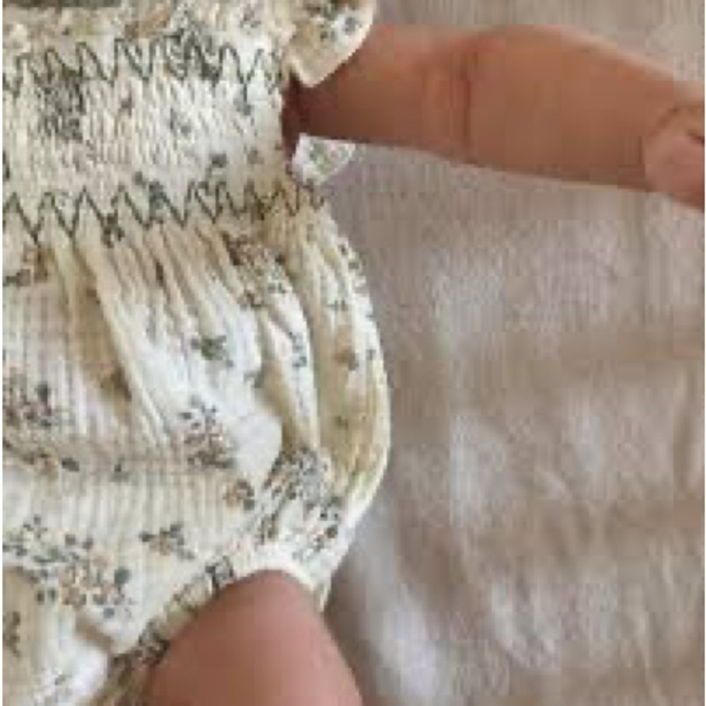 New Boutique Ruffle Floral Romper Smocked Boho Vintage Style - Picture 10 of 11